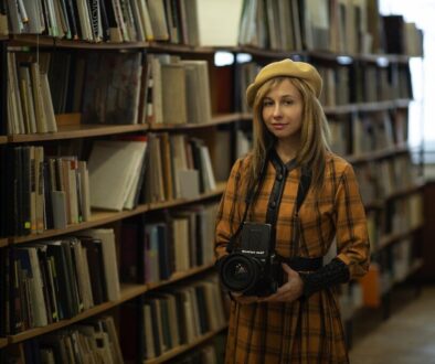 woman photographer library retro 8568693