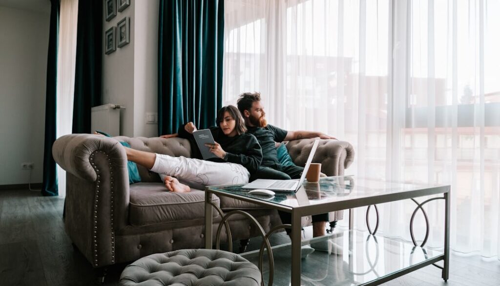 Dlaczego czytanie relaksuje - odkryj książkę jako formę terapii